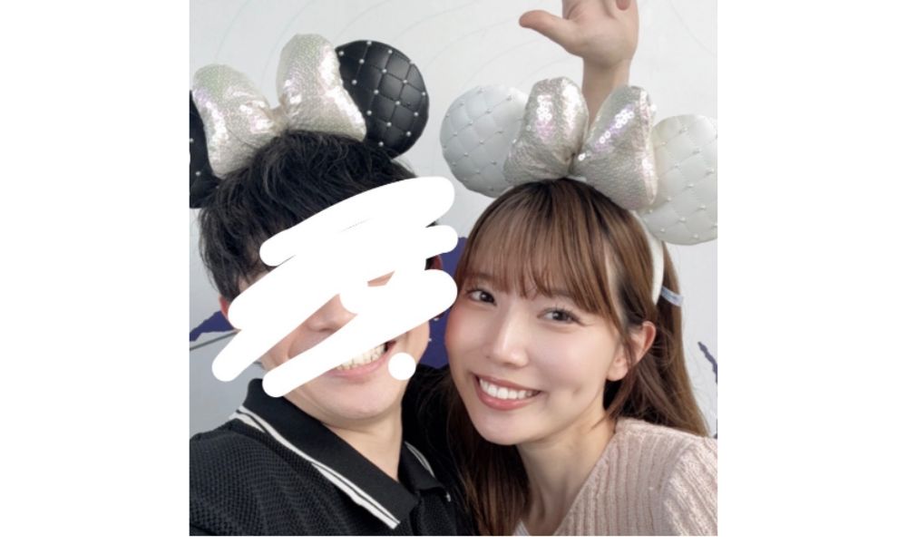 こんびにこと婚約者さやかがディズニーで撮影した最後の幸せなツーショット写真。両者とも白いスパンコールのミニーマウス耳をかぶり、笑顔で寄り添っている様子（男性の顔は加工済み）