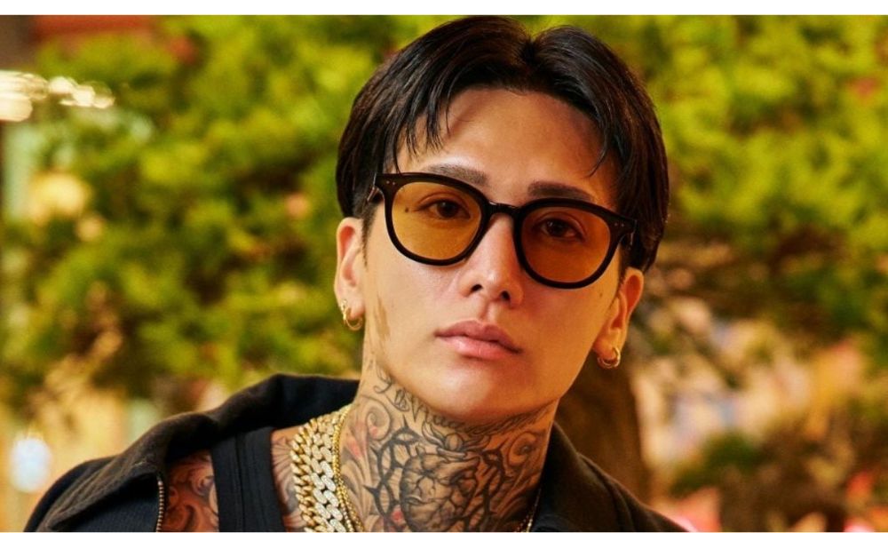 塩田一馬(緋咲一馬)のサングラス姿。首に大きなタトゥーを入れたラブ上等2出演者かずくんのポートレート