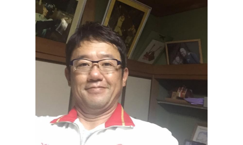 古田敦也さんが眼鏡をかけて室内で微笑む自撮り風の写真