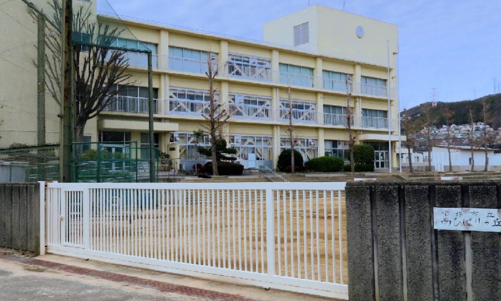 宝塚市立南ひばりガ丘中学校の校舎と正面ゲートの外観