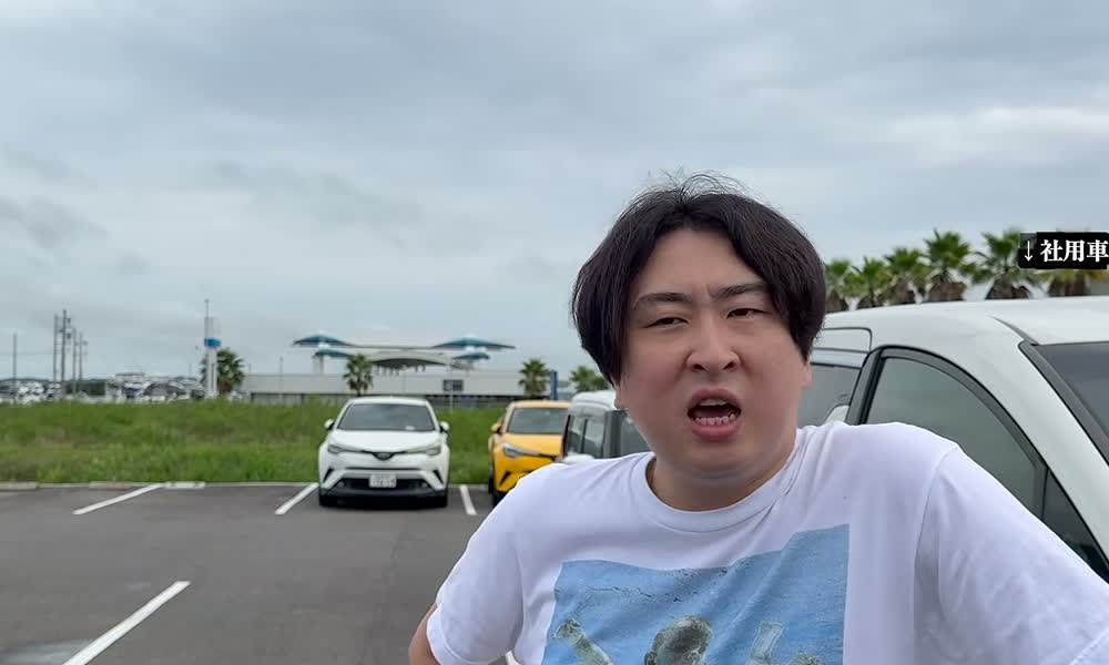 うお一番の駐車場に立つきまぐれクックのかねこ